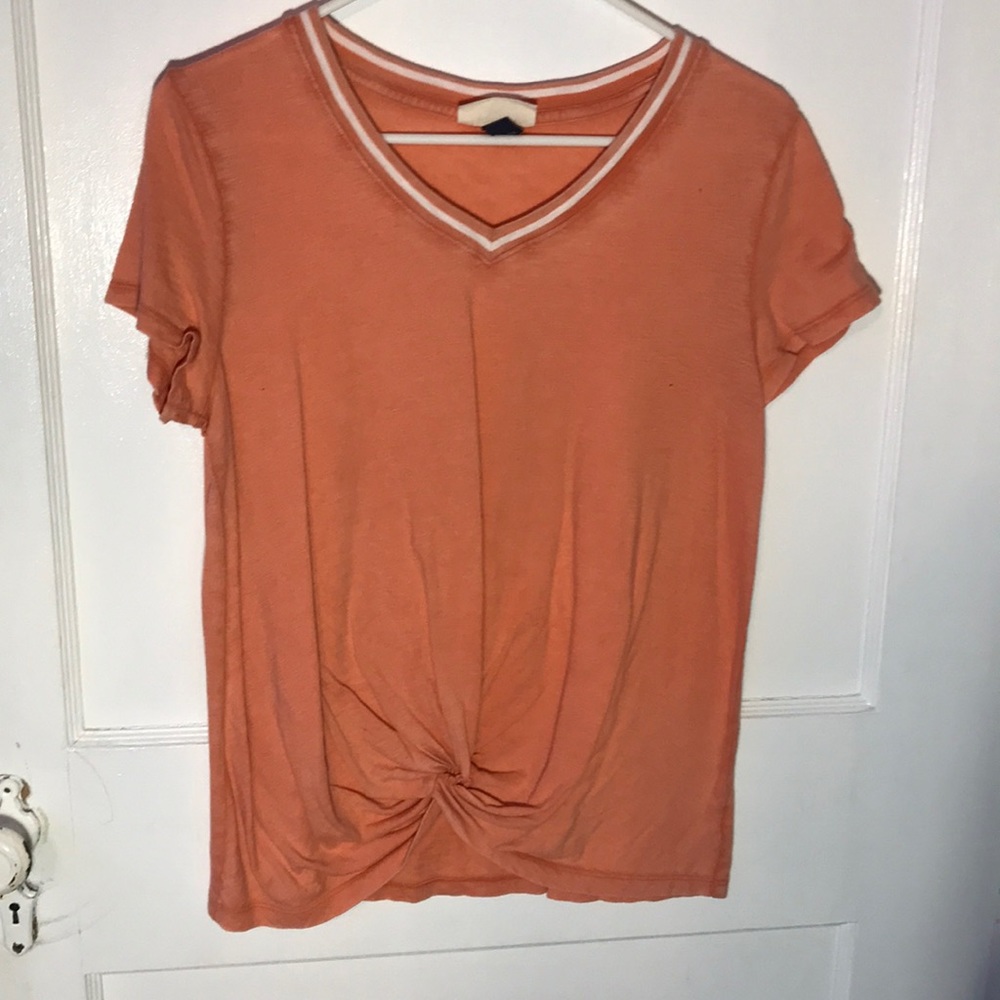 Orange T-shirt with knot in front